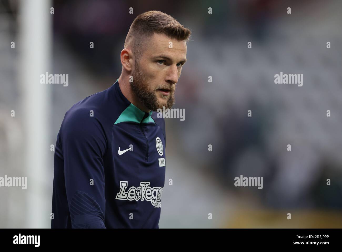 Torino, 3rd giugno 2023. Lo Skriniar milanese del FC Internazionale si occupa degli esercizi successivi al fischio finale della Serie A allo Stadio Grande Torino di Torino. L'immagine di credito dovrebbe essere: Jonathan Moskrop / Sportimage Foto Stock