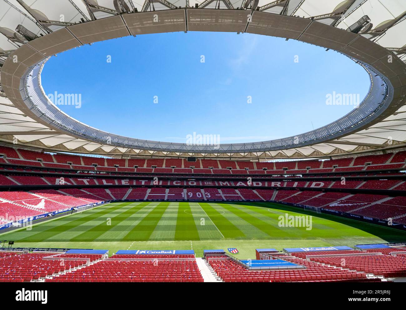 Vista panoramica sul campo dell'arena Civitas Metropolitano - il parco giochi ufficiale del FC Atletico, Madrid Foto Stock