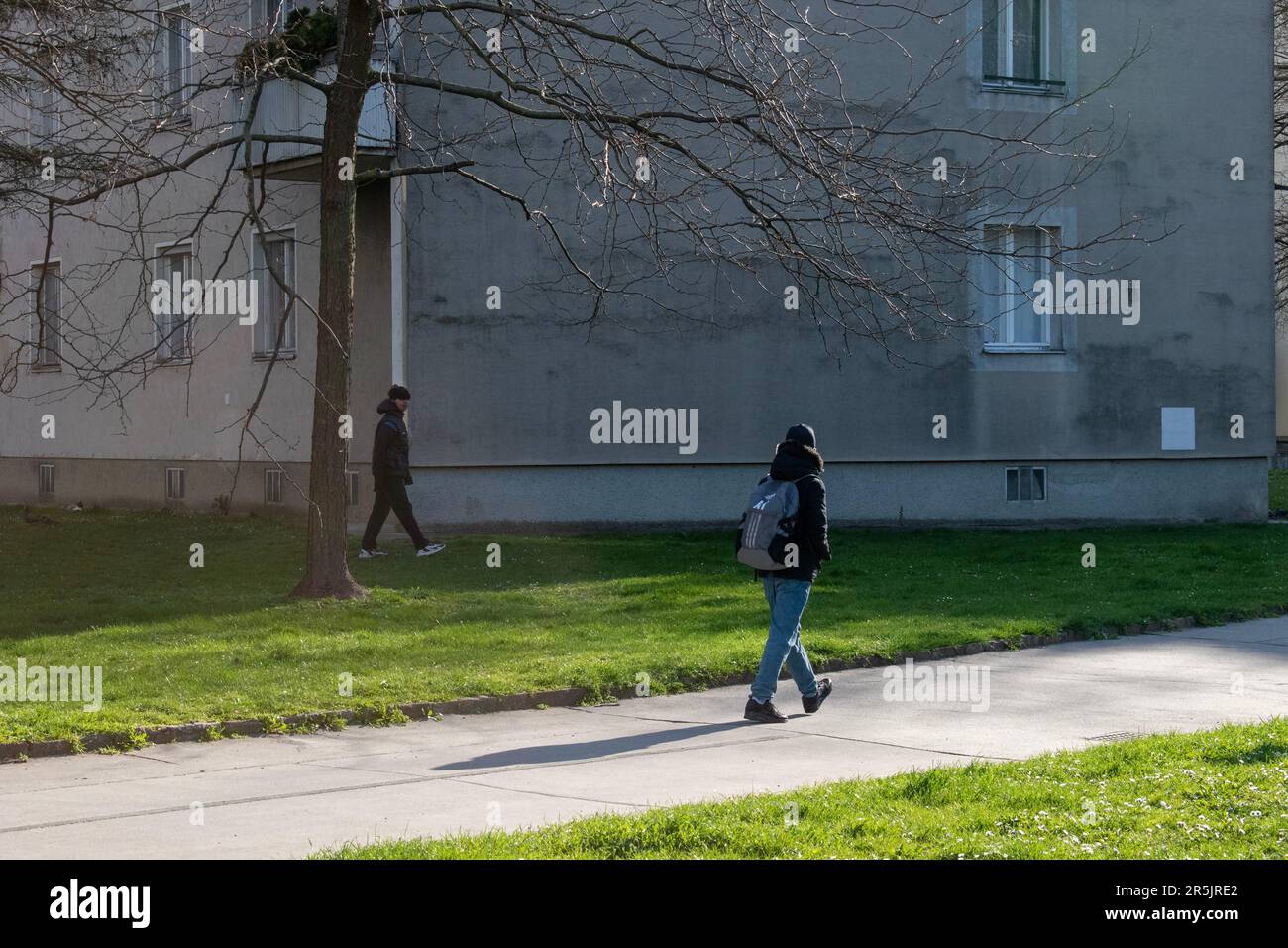 vienna, austria. 5 aprile 2023 tutti i giorni la vita pedoni percorso attraverso il percorso panoramico del parco Foto Stock