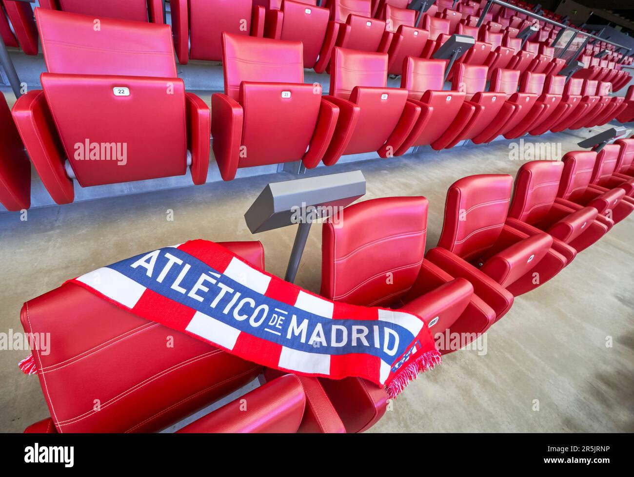 Sciarpa sui tribunali vuoti all'Arena di Civitas Metropolitano - il parco giochi ufficiale del FC Atletico , Madrid Foto Stock