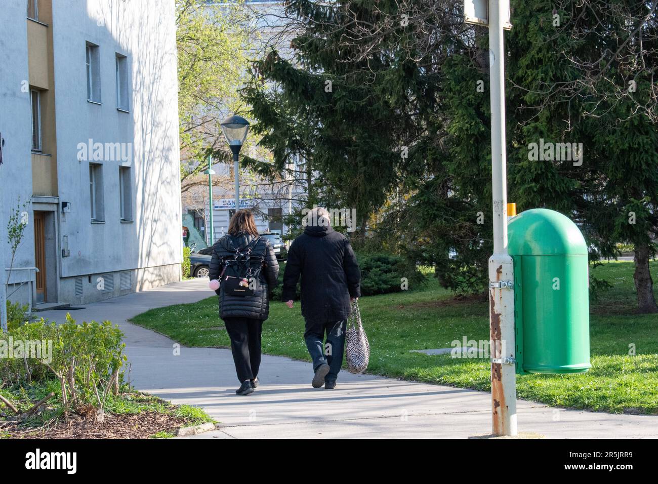vienna, austria. 5 aprile 2023 sentieri dei pedoni europei passeggiando lungo il sentiero del parco Foto Stock