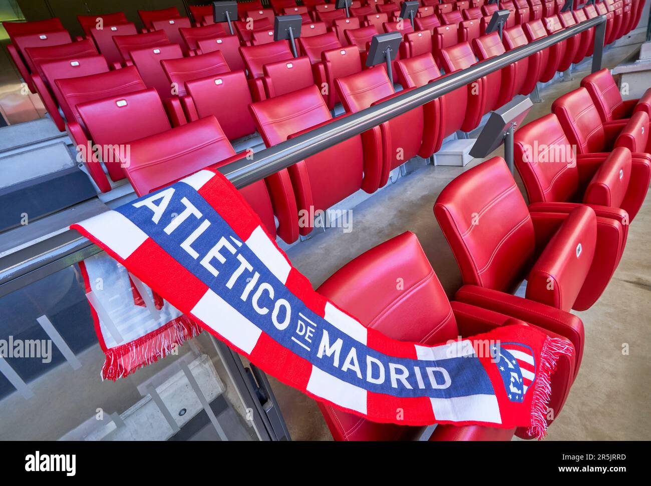 Sciarpa sui tribunali vuoti all'Arena di Civitas Metropolitano - il parco giochi ufficiale del FC Atletico , Madrid Foto Stock