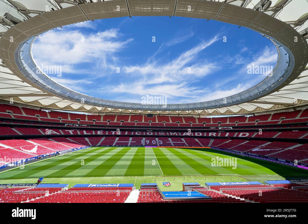 Vista panoramica sul campo dell'arena Civitas Metropolitano - il parco giochi ufficiale del FC Atletico, Madrid Foto Stock