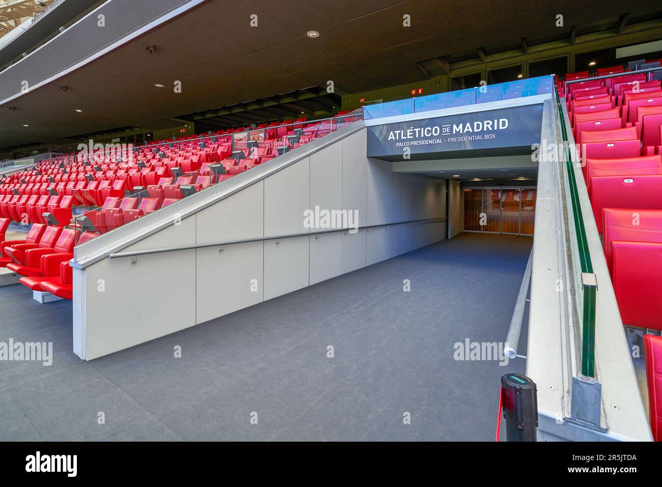 Uscire dal tunnel dei giocatori all'arena Civitas Metropolitano - il parco giochi ufficiale del FC Atletico Madrid Foto Stock