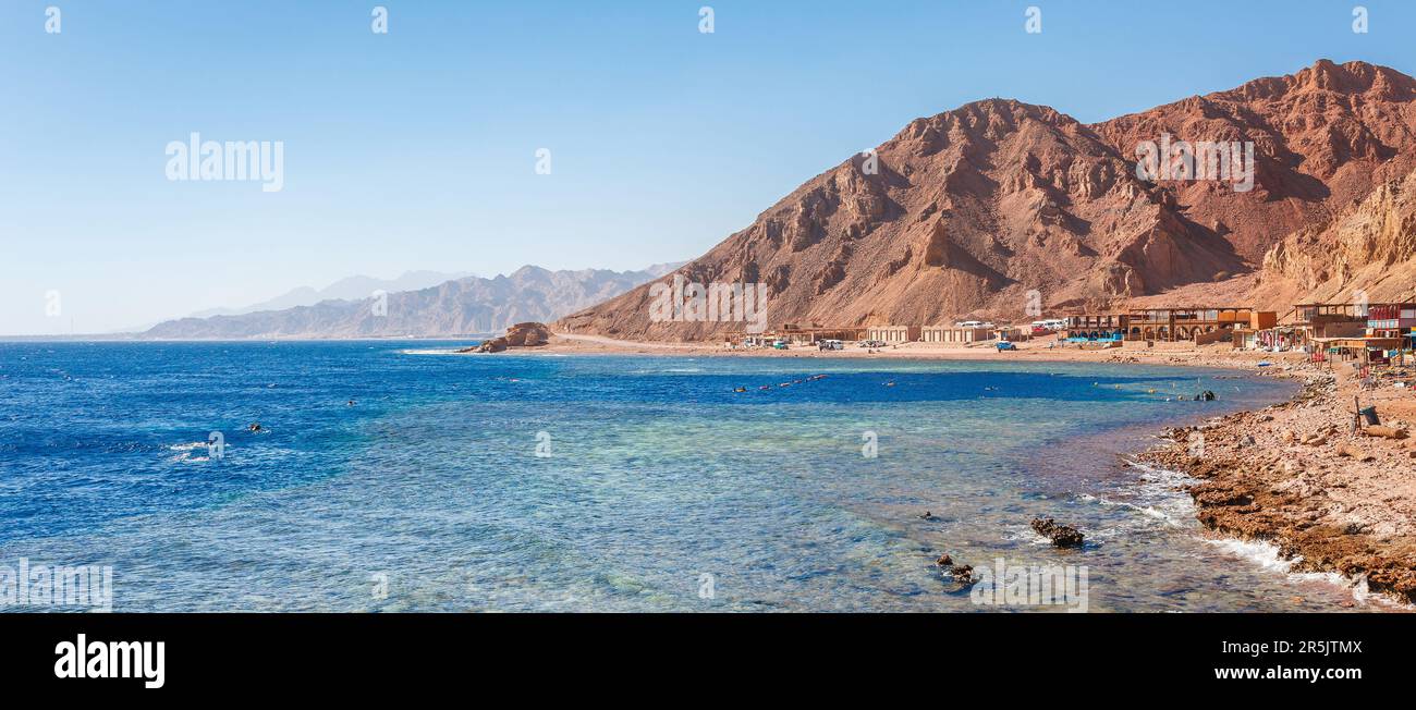 Costa del mare a Dahab vicino Blue Hole diving al Mar Rosso, Sinai, Egitto Foto Stock