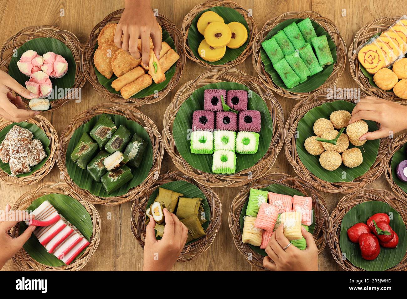 Jajan Pasar festoso vari variopinti Jajan Pasar, tradizionale spuntino indonesiano. Foto Stock