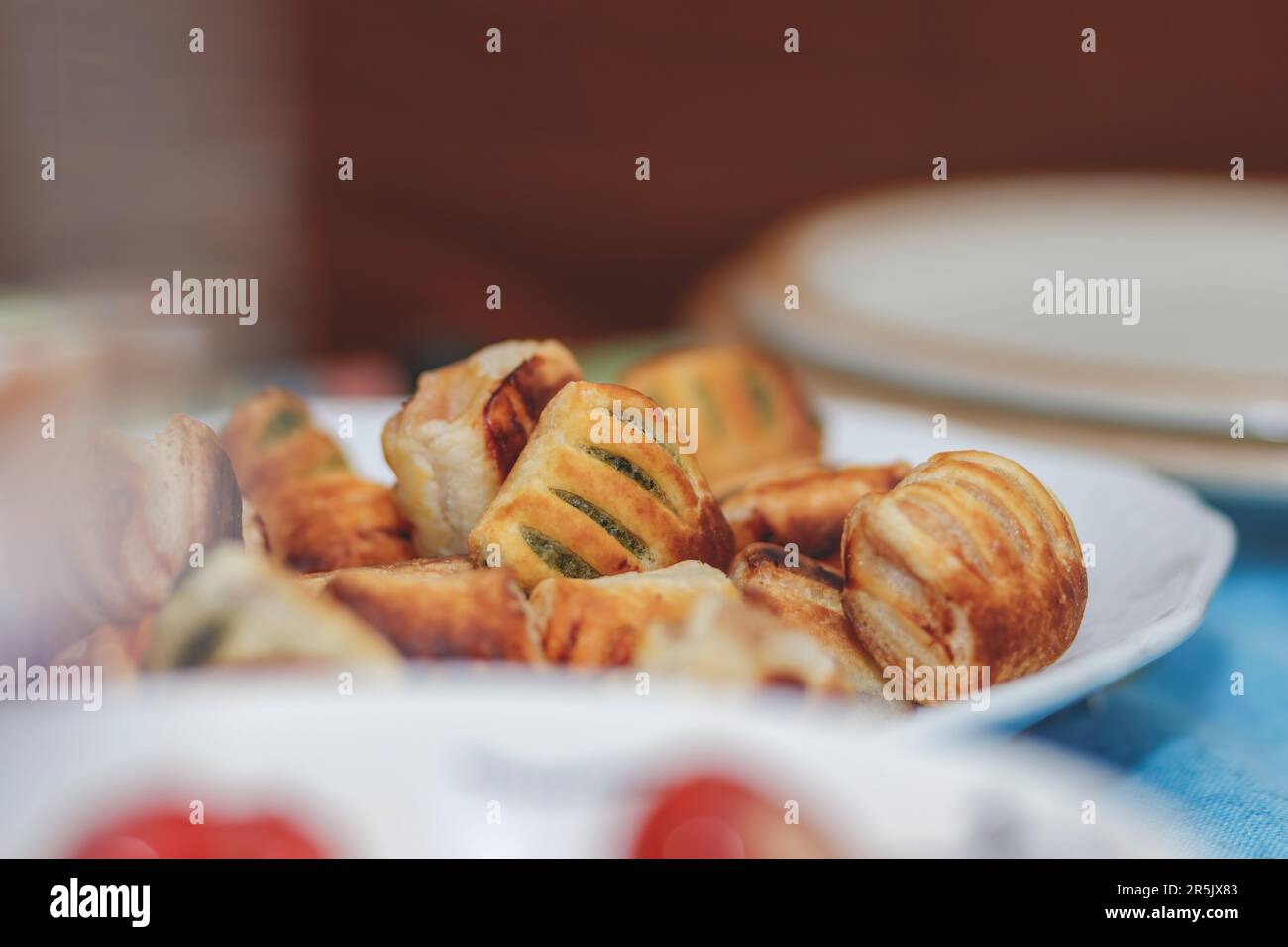 Un piatto di salatini misti per un aperitivo su un tavolo. Foto Stock