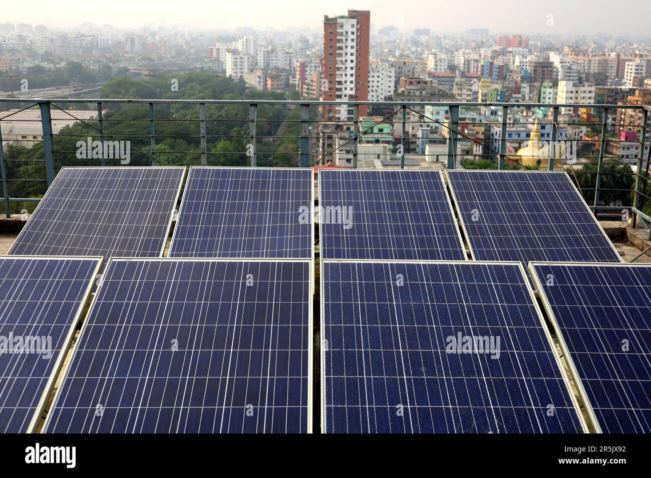 4 giugno 2023, Dhaka, Dhaka, Bangladesh: Nel settore elettrico del Bangladesh si registra una terribile perdita di carico. A causa dell'esaurimento delle riserve di carbone, la più grande e moderna centrale termica di Payra è stata completamente chiusa per 1 mese da oggi. Si teme una carenza di energia elettrica di almeno 1200 MW nella rete nazionale. Di conseguenza, è possibile che nel paese si verifichi una grave spargimento del carico. Inoltre, in Bangladesh la bolletta dell'elettricità sta aumentando gradualmente. Ci sono più di 7 - 8 ore di spargimento del carico ogni giorno attraverso il paese. Alcune aree non dispongono di elettricità per più di Foto Stock