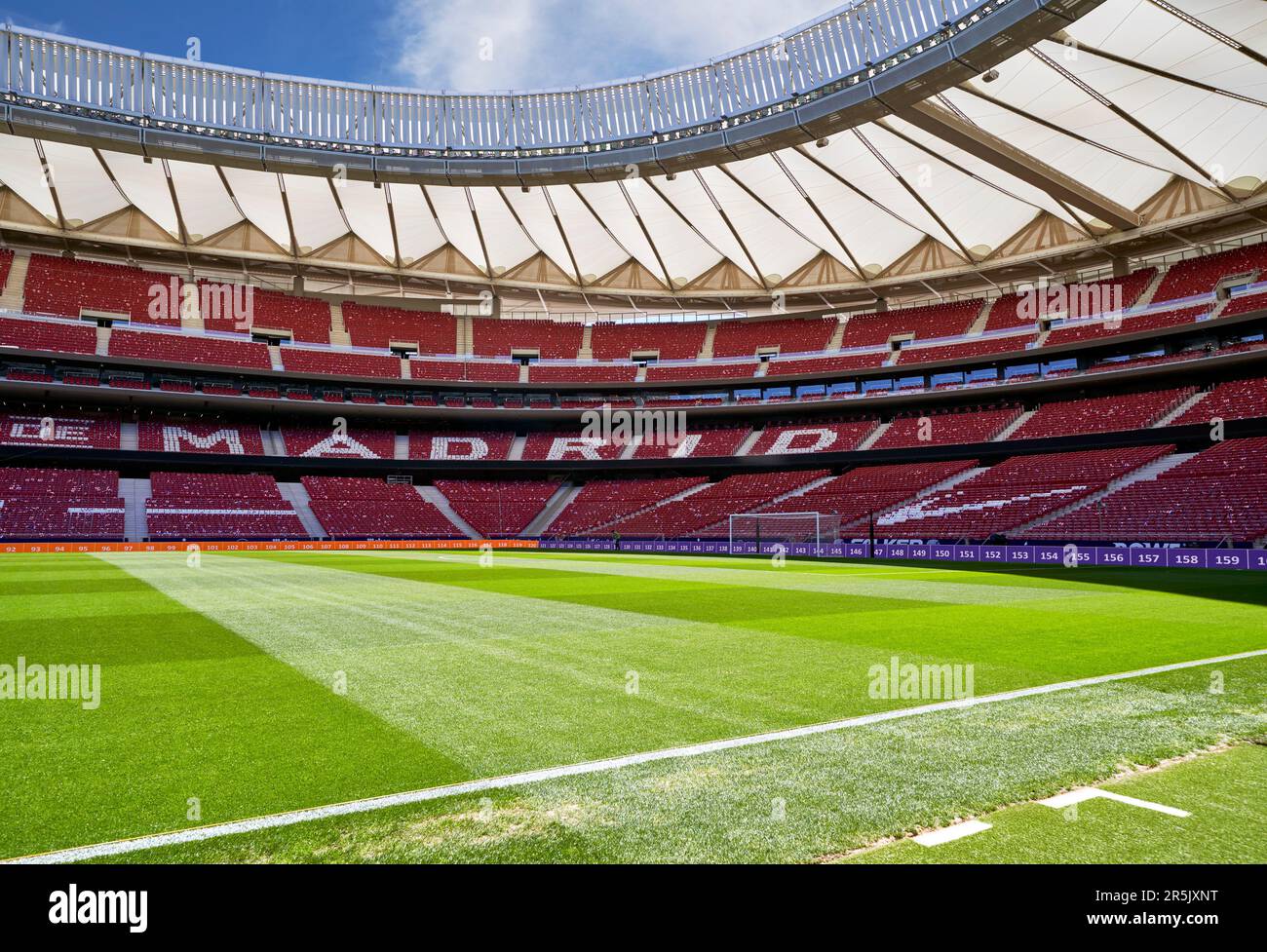 Vista sul campo all'arena Civitas Metropolitano - il parco giochi ufficiale del FC Atletico, Madrid Foto Stock