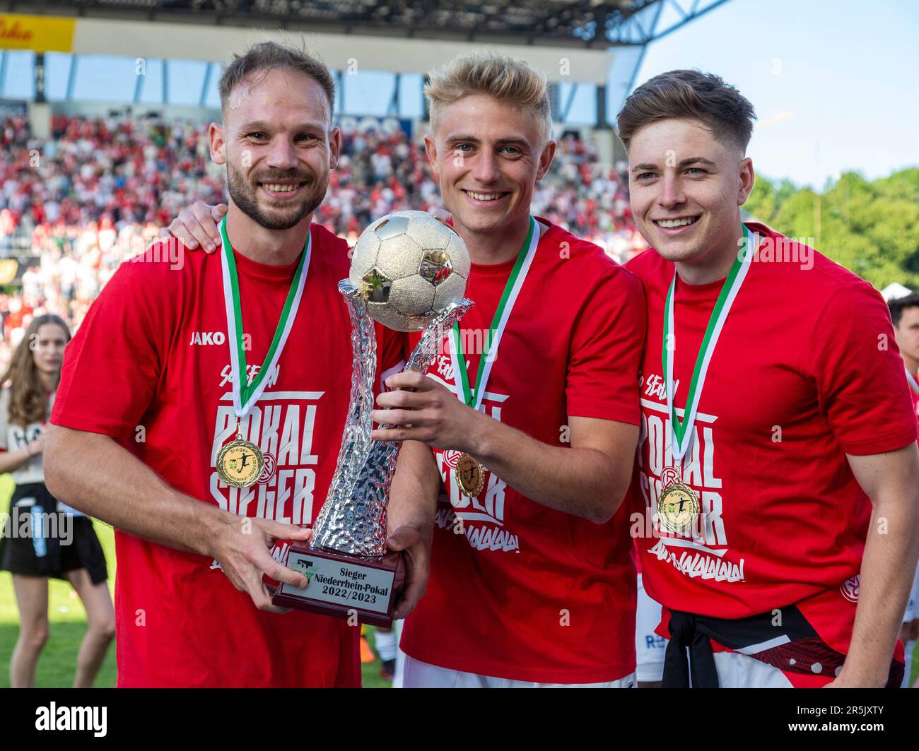 World, sport, calcio, Coppa del Reno inferiore, 2022/2023, finale, Rot Weiss Essen vs. Rot Weiss Oberhausen 2-0, Stadium Essen, Hafenstrasse, Felix Herzenbruch (RWE), Cedric Harenbrock (RWE), Sandro Plechaty (RWE) f.l.t.r. buon divertimento e celebrare la coppa del vincitore, LE NORMATIVE DFL PROIBISCONO QUALSIASI USO DI FOTOGRAFIE COME SEQUENZE DI IMMAGINI E/O QUASI-VIDEO Foto Stock