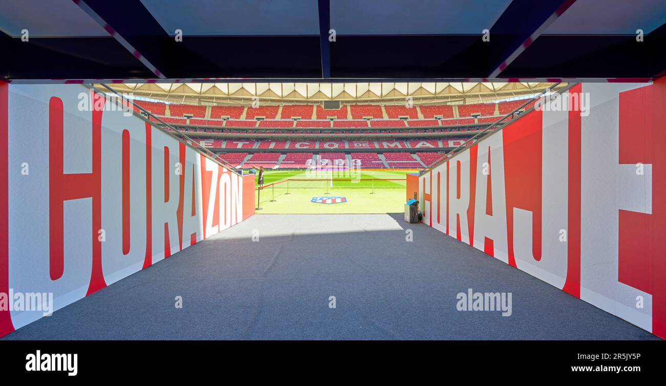 Vista sul campo all'arena Civitas Metropolitano - il parco giochi ufficiale del FC Atletico Madrid dal tunnel dei giocatori Foto Stock