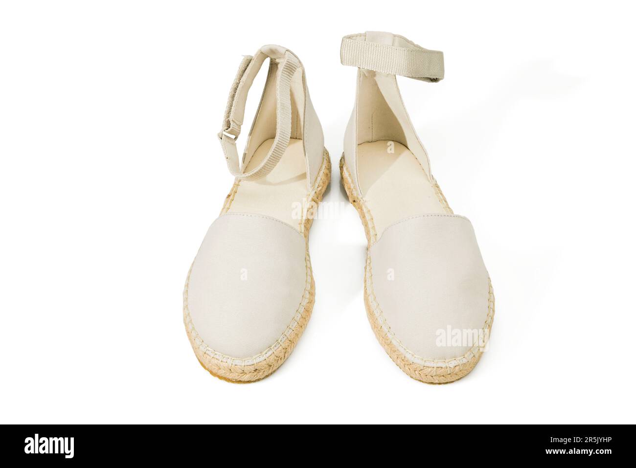 Primo piano vista macro di scarpe espadrilles con guscio d'egone su sfondo bianco. Foto Stock