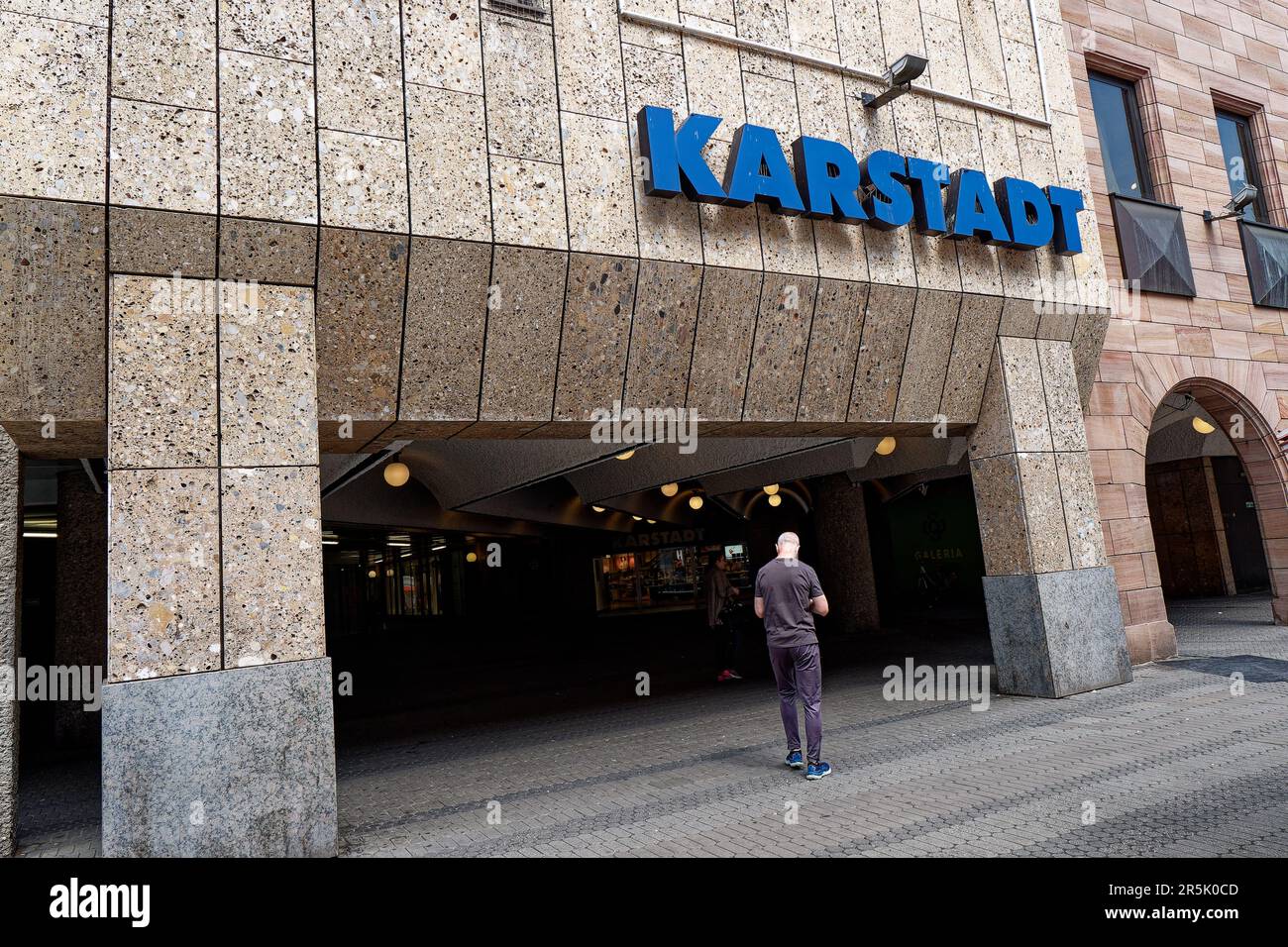 Economia, logo, nome dell'azienda, commercio al dettaglio: Lettere dell'azienda Karstadt su una facciata Foto Stock
