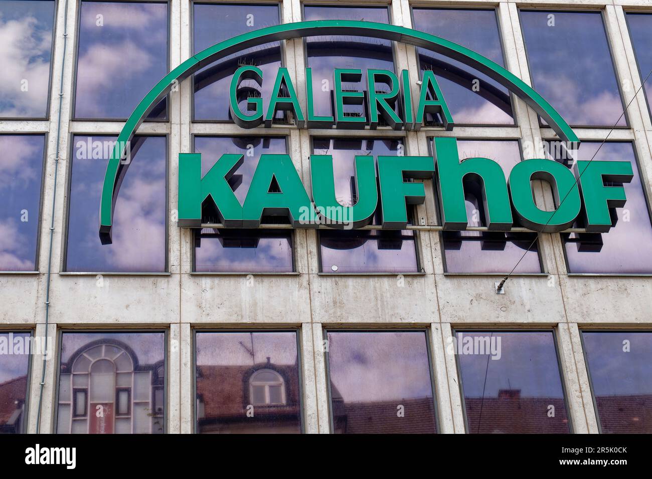 Economia, logo, nome della società, commercio al dettaglio: Scritta della società Galeria Kaufhof su una facciata Foto Stock