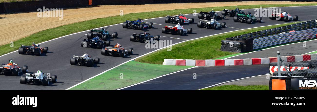 Schierandosi in griglia, Masters Racing Legends, due gare di venti minuti per F1 vetture dal 1966 al 1985, divise in quattro classi, Jackie St Foto Stock