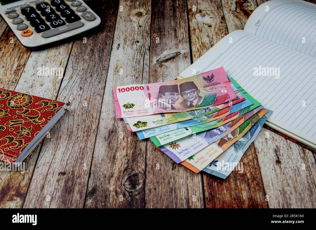 nuova serie di banconote di rupiah. Valuta di rupiah dall'Indonesia come mezzo di pagamento per beni e servizi Foto Stock