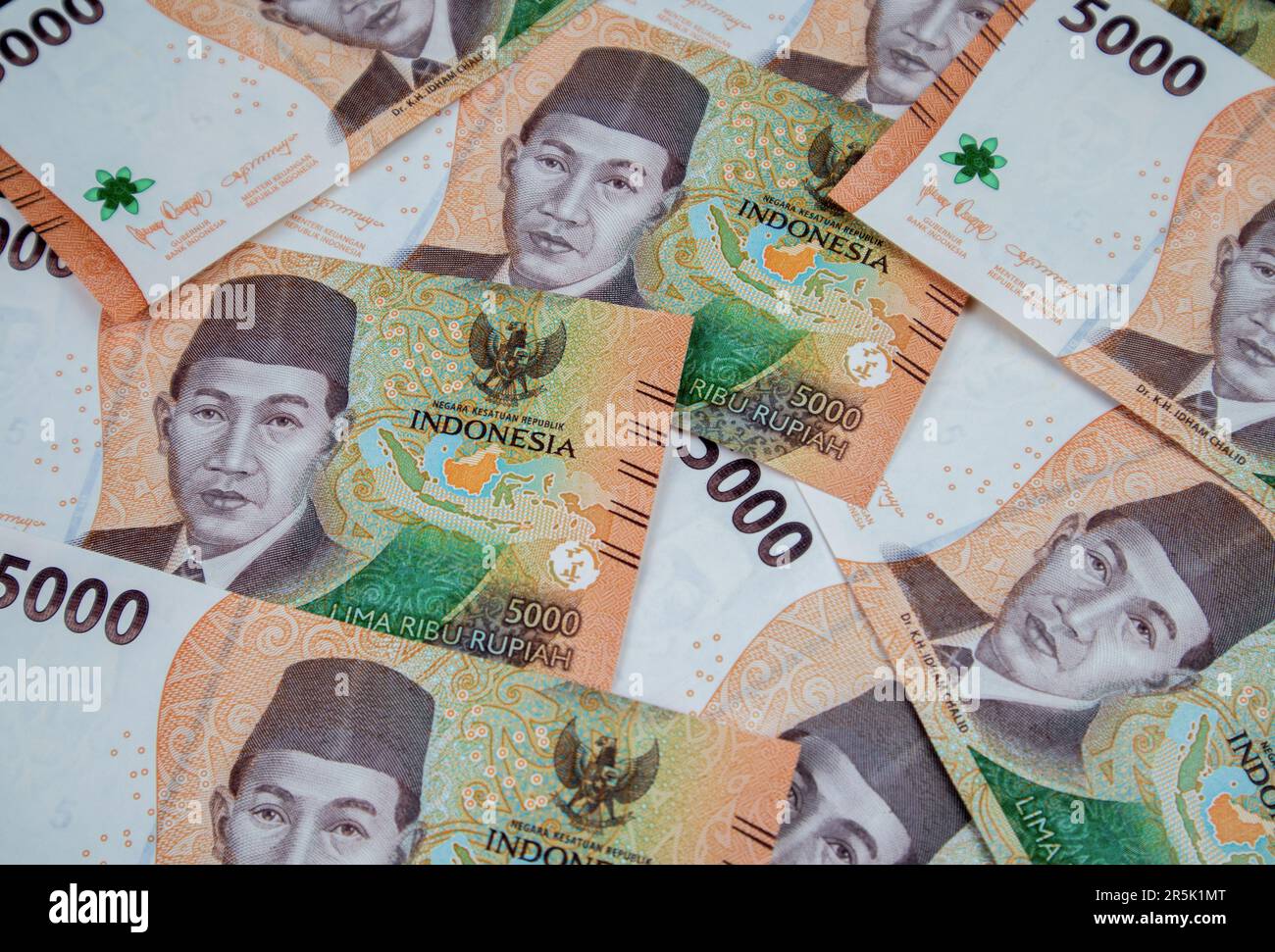 5,000 rupiah, una nuova serie di banconote di rupiah. Valuta di rupiah dall'Indonesia come mezzo di pagamento per beni e servizi. Foto Stock