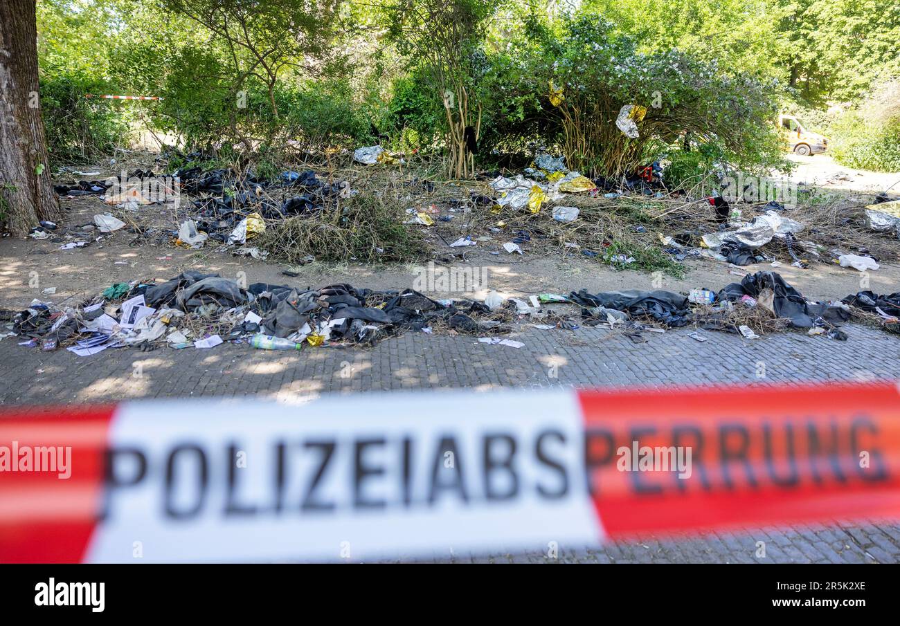 Lipsia, Germania. 04th giugno, 2023. Coperte riscaldanti, capi di abbigliamento e altri rifiuti si trovano dietro un cordone di polizia ad Alexis-Schumann-Platz dopo le rivolte alle frange delle manifestazioni a seguito del verdetto contro Lina E. Nationwide era stato mobilitato in ambienti di sinistra a manifestazioni di solidarietà il sabato a Lipsia. Il motivo è il verdetto contro Lina E. e tre co-imputati per assalti a presunti o reali neo-nazisti. Credit: Bernd März/dpa/Alamy Live News Foto Stock