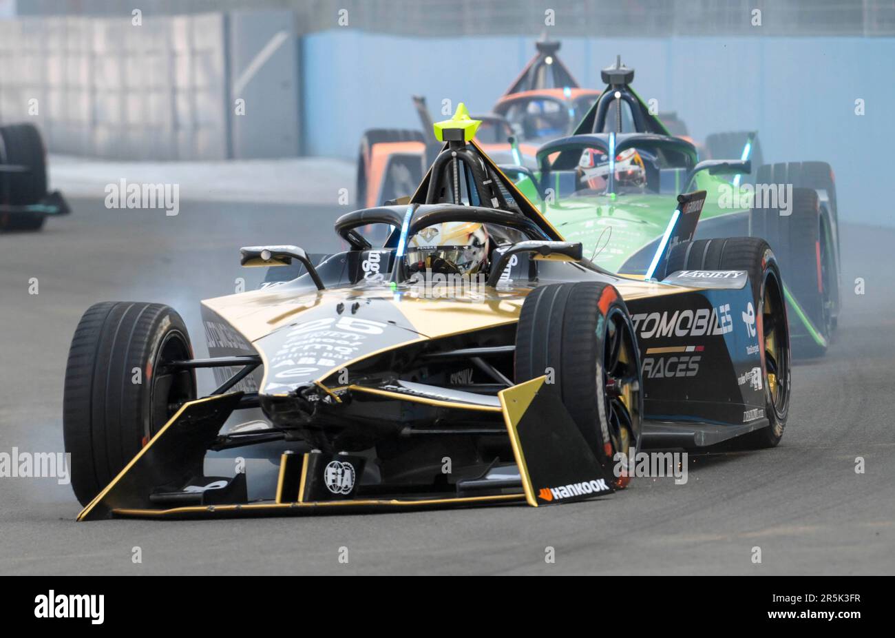 Giacarta, Indonesia. 4th giugno, 2023. Jean-Eric Vergne di DS Penske (davanti) corre in Francia durante la gara ABB Formula-e Championship JAKARTA e-Prix Round 11 a Giacarta, Indonesia, 4 giugno 2023. Credit: Zulkarnain/Xinhua/Alamy Live News Foto Stock