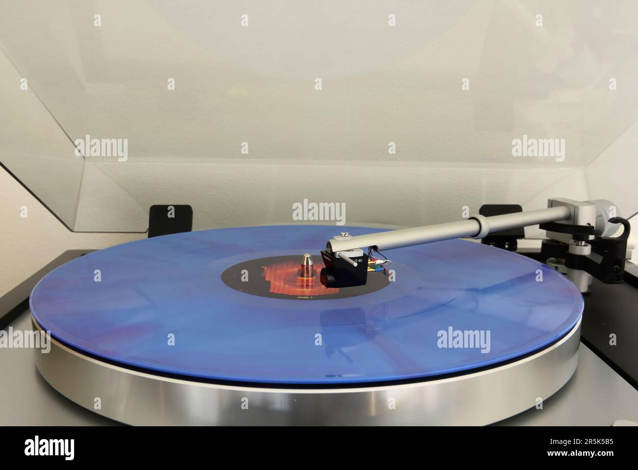 Vinile colorato sul lettore di dischi Foto Stock