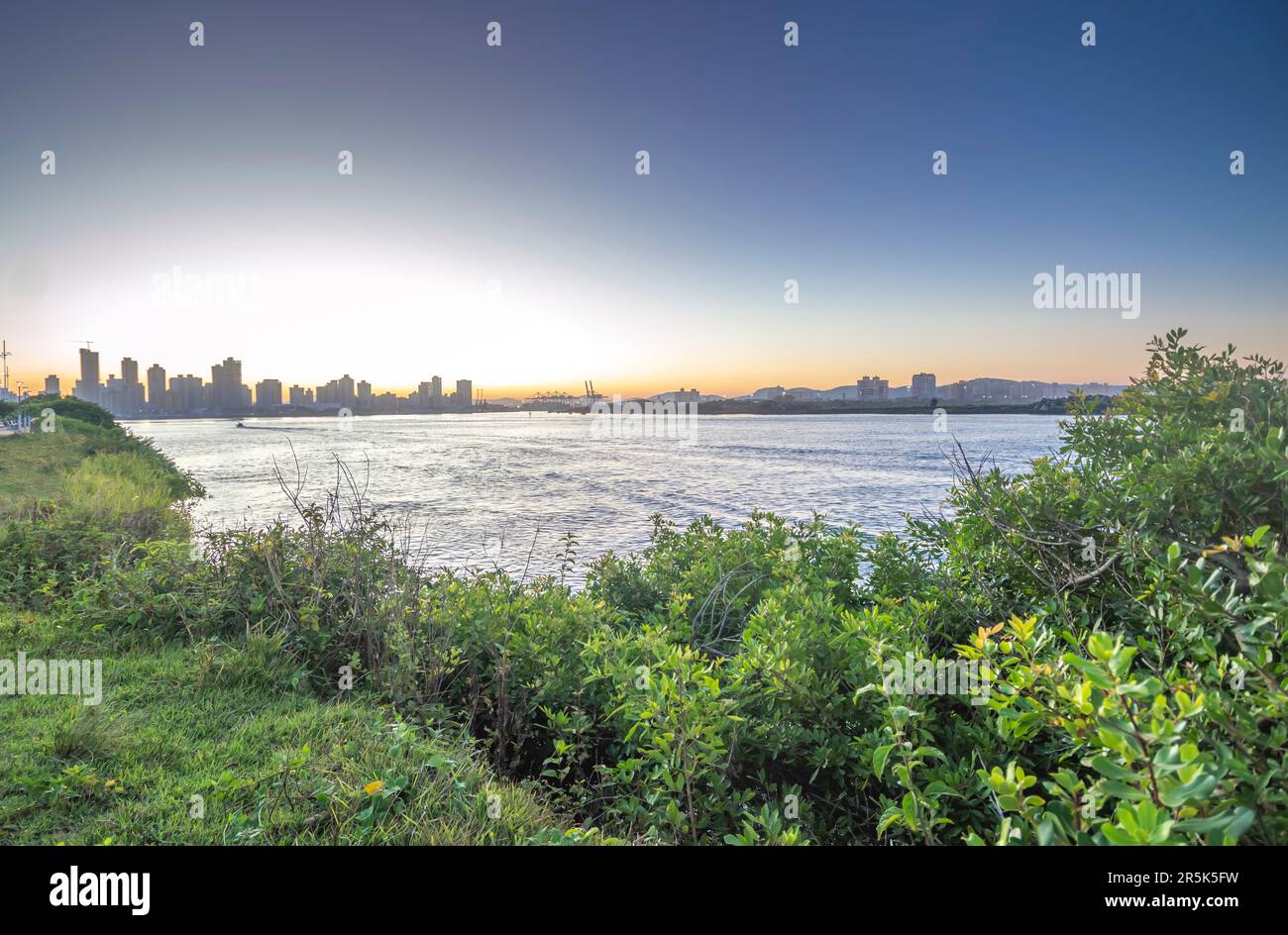 Itajai-sc sullo sfondo, il paesaggio di itajai-sc , la torre di guardia della spiaggia, il tramonto nel tardo pomeriggio. Foto Stock