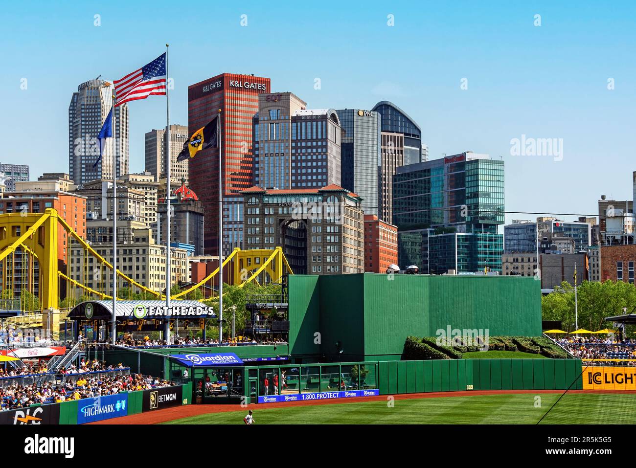 Pittsburgh, Pennsylvania, USA - 21 maggio 2023: Vista dello skyline di Pittsburgh, incluso il ponte Roberto Clemente, dal PNC Park, sede dei Pittsburgh Pirates. Foto Stock