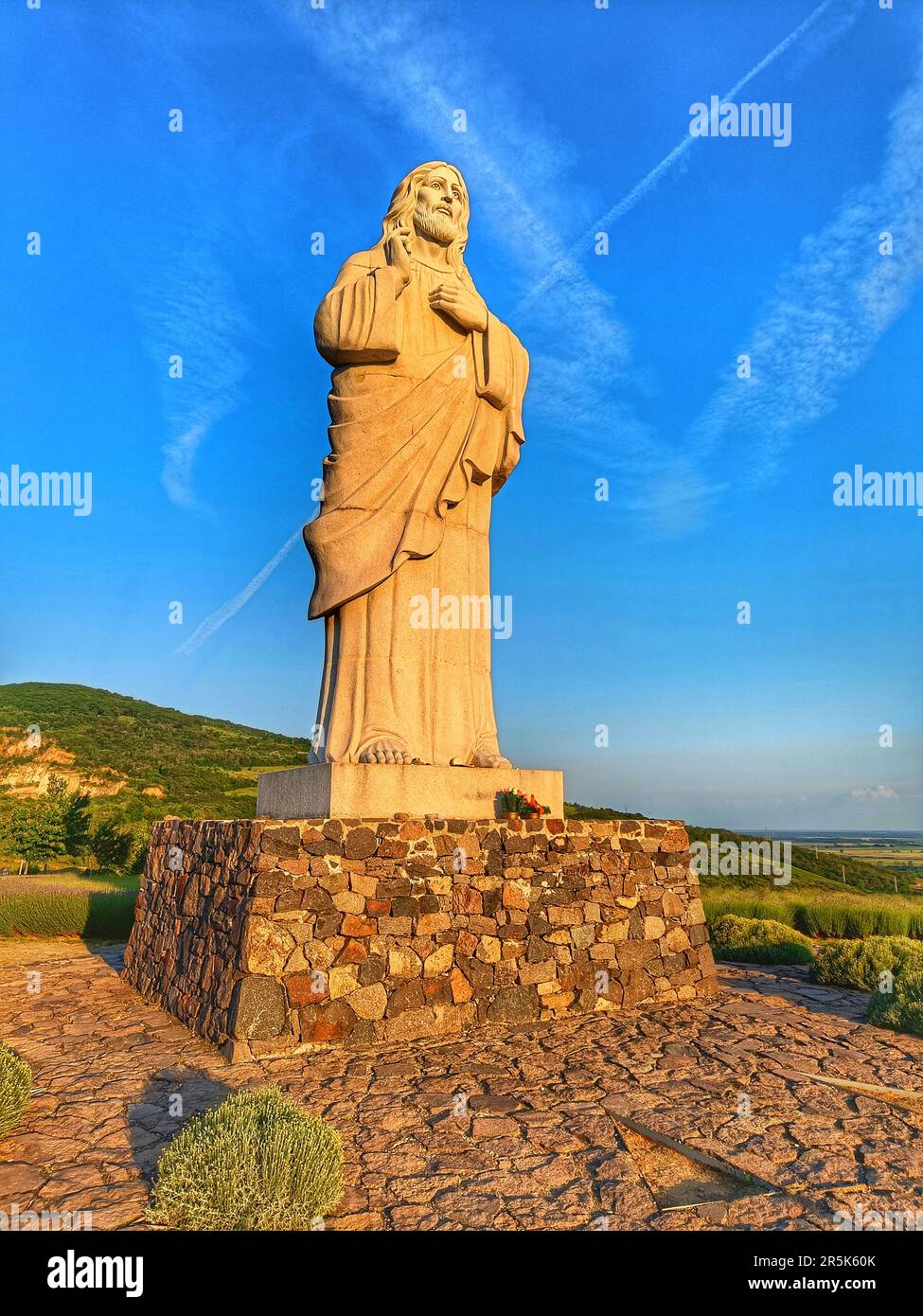 Monumento a Gesù Cristo (Áldó Krisztus) a Tarcal, nella regione di Tokaj, in Ungheria. Statua religiosa gigante durante il tramonto. Foto Stock