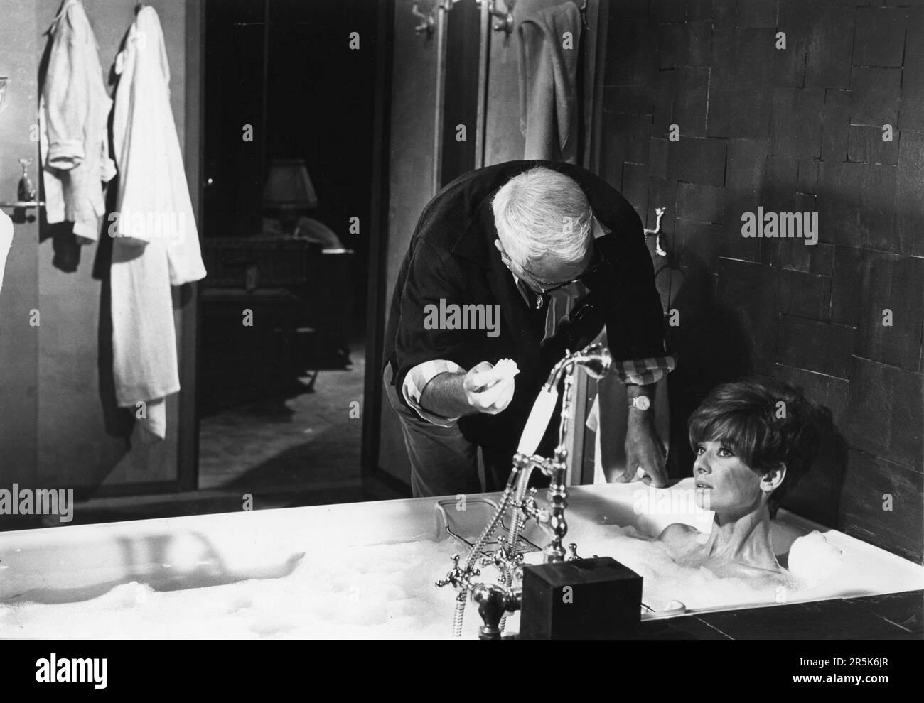 AUDREY HEPBURN su set candid in vasca da bagno con make-up ritoccato durante le riprese DI DUE PER LA STRADA 1967 regista / produttore STANLEY DONEN scrittore Frederic Raphael musica Henry Mancini Stanley Donen Films / Twentieth Century Fox Foto Stock