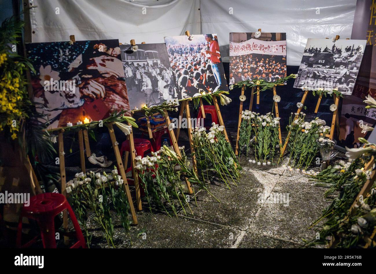 Taipei. 04th giugno, 2023. Le foto scattate durante le proteste a Pechino sono state presentate in uno stand di Piazza della libertà a Taipei, Taiwan, il 04/06/2023, per commemorare le vittime della repressione militare del 1989 contro le proteste in Piazza Tainanmen di Pechino. La veglia serale di quest'anno a Hong Kong è stata annullata dalle autorità che hanno fatto riferimento alle misure di sicurezza. Di Wiktor Dabkowski Credit: dpa/Alamy Live News Foto Stock
