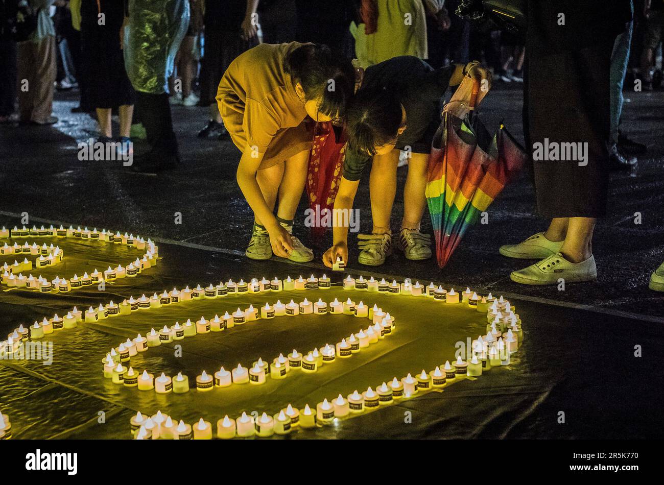 Taipei. 04th giugno, 2023. Centinaia di persone tengono una luce a lume di candela in Piazza della libertà a Taipei, Taiwan, il 04/06/2023, per commemorare le vittime della repressione militare del 1989 contro le proteste in Piazza Tainanmen di Pechino. La veglia serale di quest'anno a Hong Kong è stata annullata dalle autorità che hanno fatto riferimento alle misure di sicurezza. Di Wiktor Dabkowski Credit: dpa/Alamy Live News Foto Stock