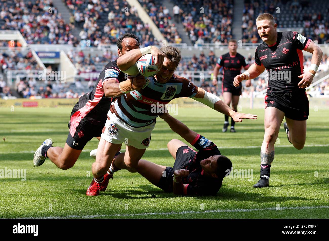 La Louie McCarthy-Scarsbrook di St Helens ha provato la partita della Betfred Super League a St James' Park, Newcastle upon Tyne. Data immagine: Domenica 4 giugno 2023. Foto Stock