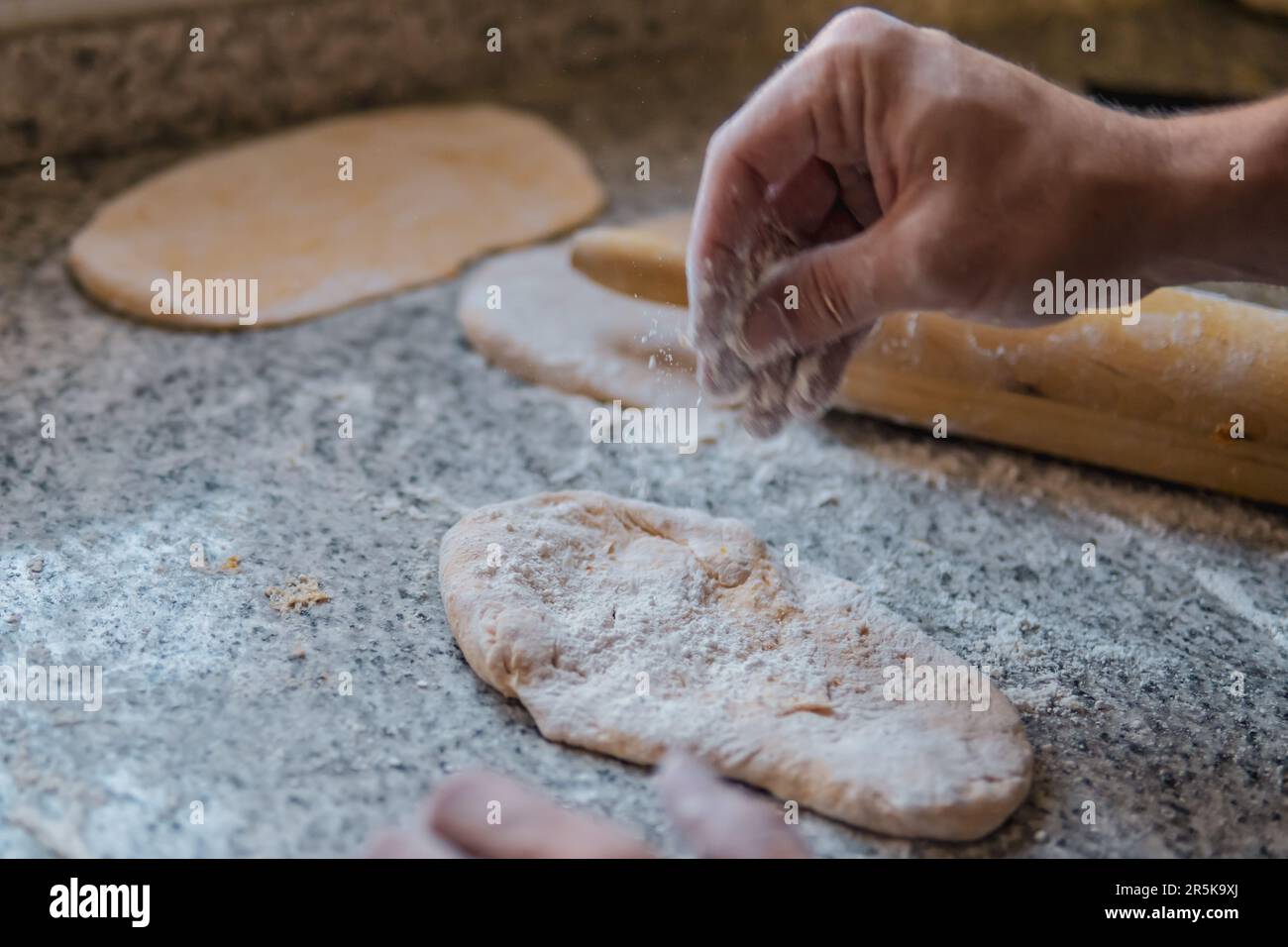 Wellington hamburger cottura process da figlio e padre Foto Stock