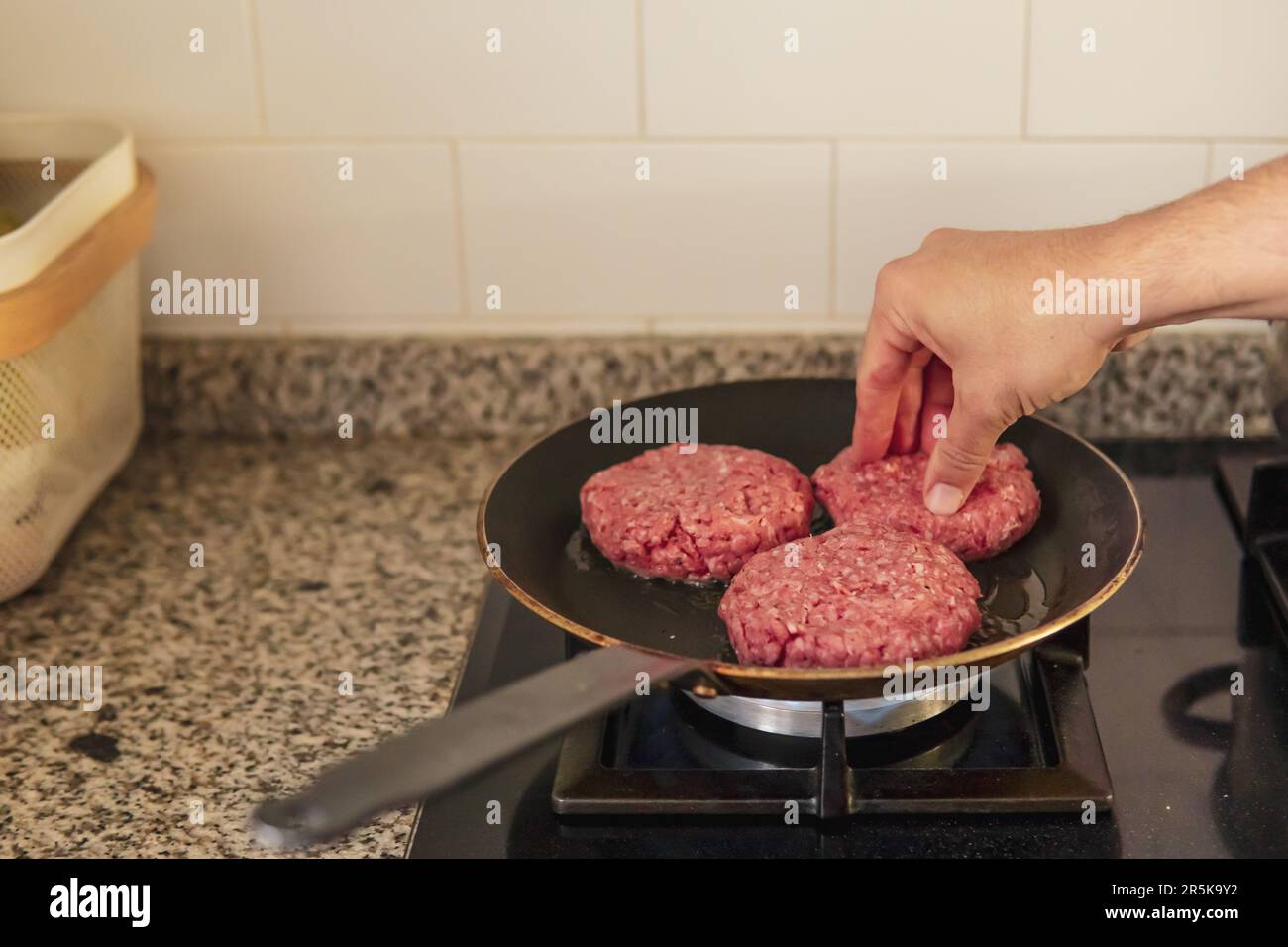 processo di cottura degli hamburger di wellington per padre e figlio Foto Stock