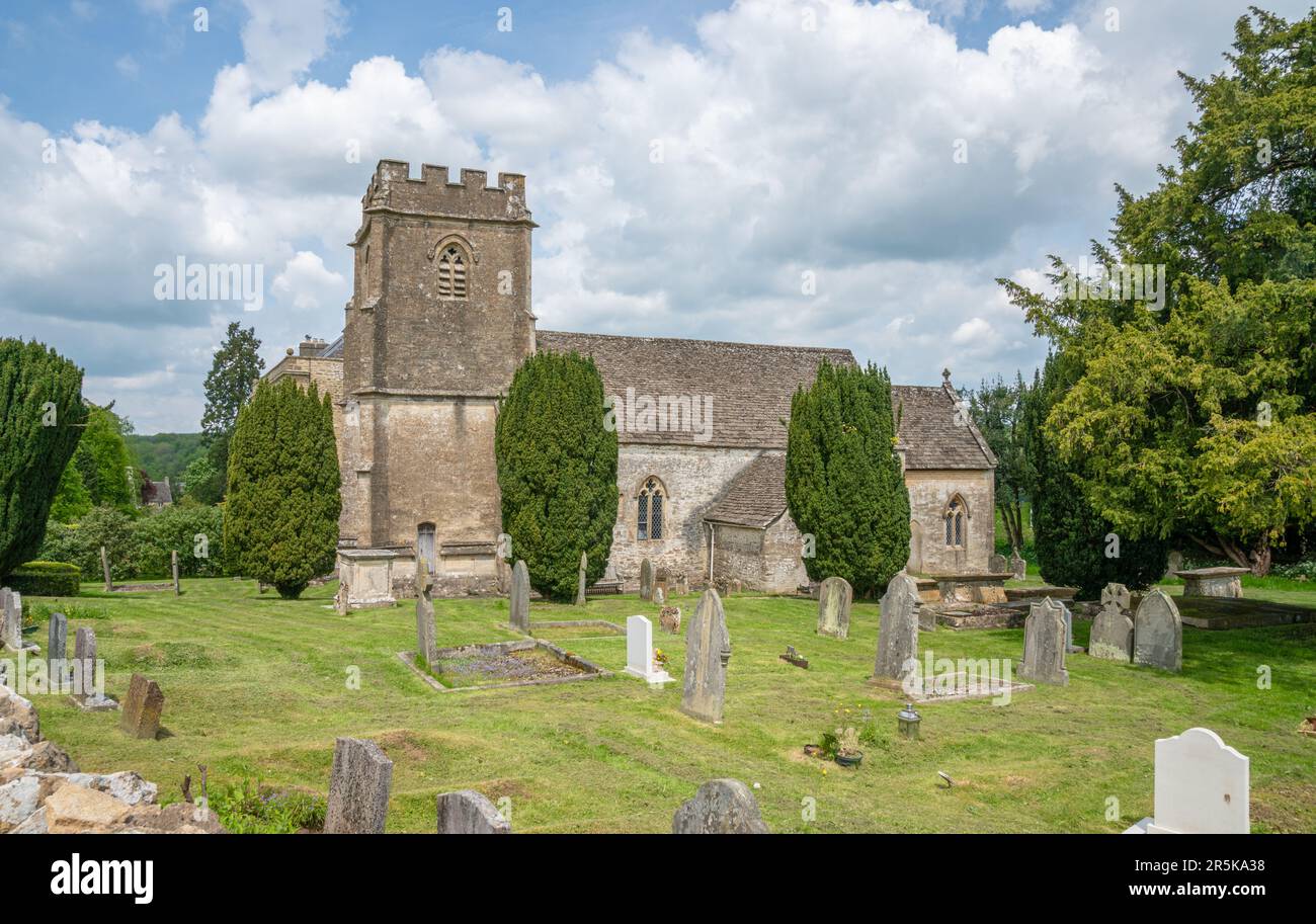 La Chiesa anglosassone del Santo Bosco nel villaggio di Daglingworth, Cotswolds, Gloucestershire, Regno Unito Foto Stock