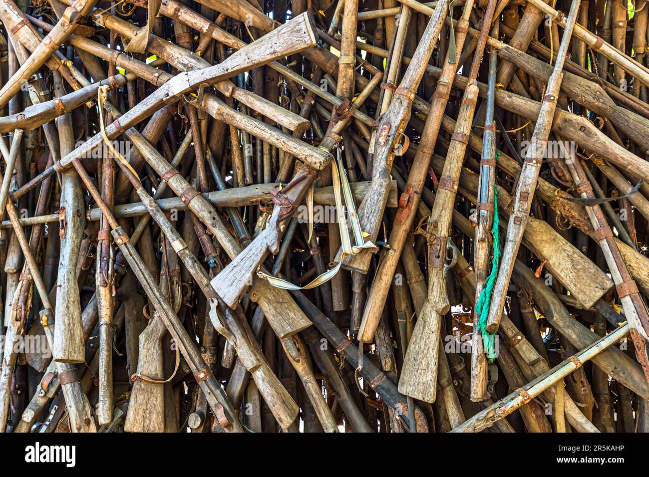 Armi e trappole confiscate usate dai bracconieri nell'area del Parco Nazionale Majete, Malawi Foto Stock