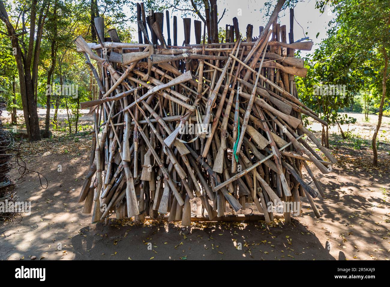 Una pila di armi e trappole confiscate forma un memoriale contro il bracconaggio nella Riserva Naturale di Majete, Malawi. African Parks gestisce la riserva dal 2003 e da allora ha quasi fermato il bracconaggio lì. Un ranger è stato ucciso dai bracconieri nella riserva nell’ottobre 2022. Foto Stock