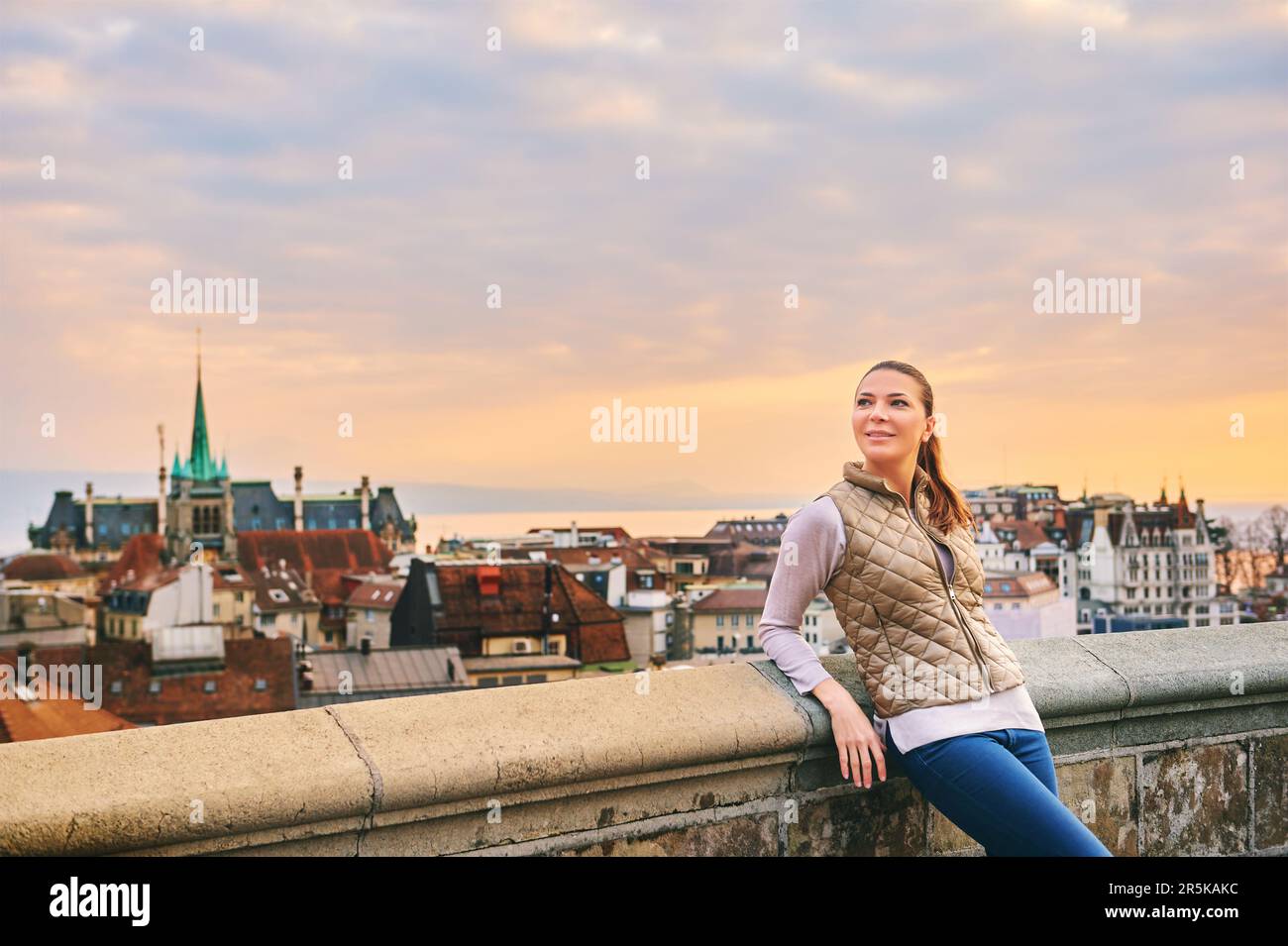 Ritratto all'aperto di bella giovane donna, panorama della città europea sullo sfondo, Losanna, Svizzera Foto Stock