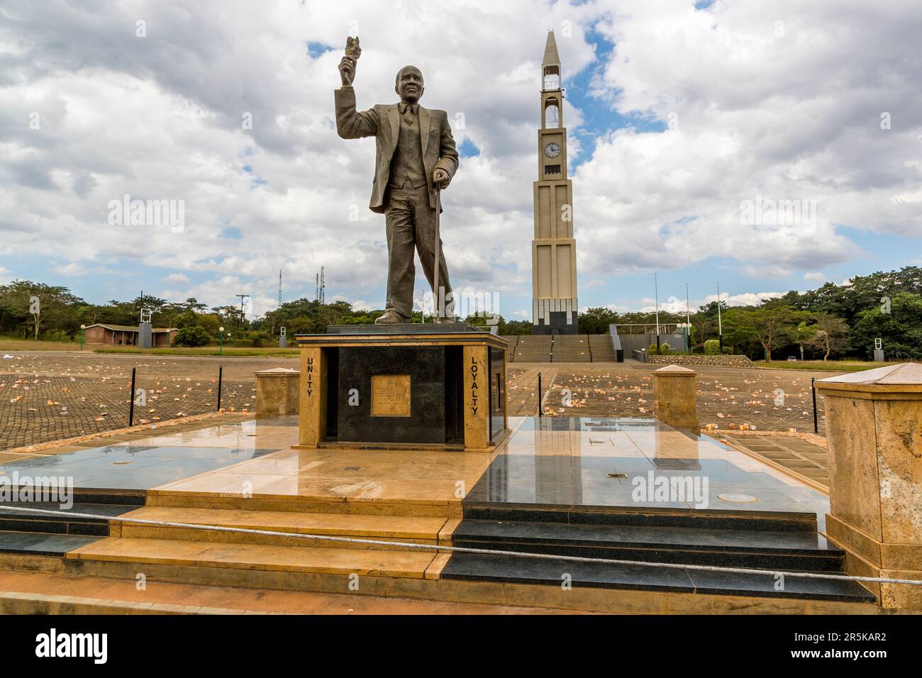 Memorial War Tower, Lilongwe. Memoriale che onora tutti i soldati e i civili che morirono nella prima guerra mondiale, nella seconda guerra mondiale e in altre operazioni militari dentro e fuori il Malawi. In primo piano la statua del primo presidente del Malawi, il dottor Hastings Kamuzu banda. In memoria del suo compleanno, le cerimonie commemorative si svolgono ogni 14 maggio presso la tomba e il monumento del primo presidente del Malawi, il dottor Hastings Kamuzu banda, a Lilongwe, Malawi Foto Stock