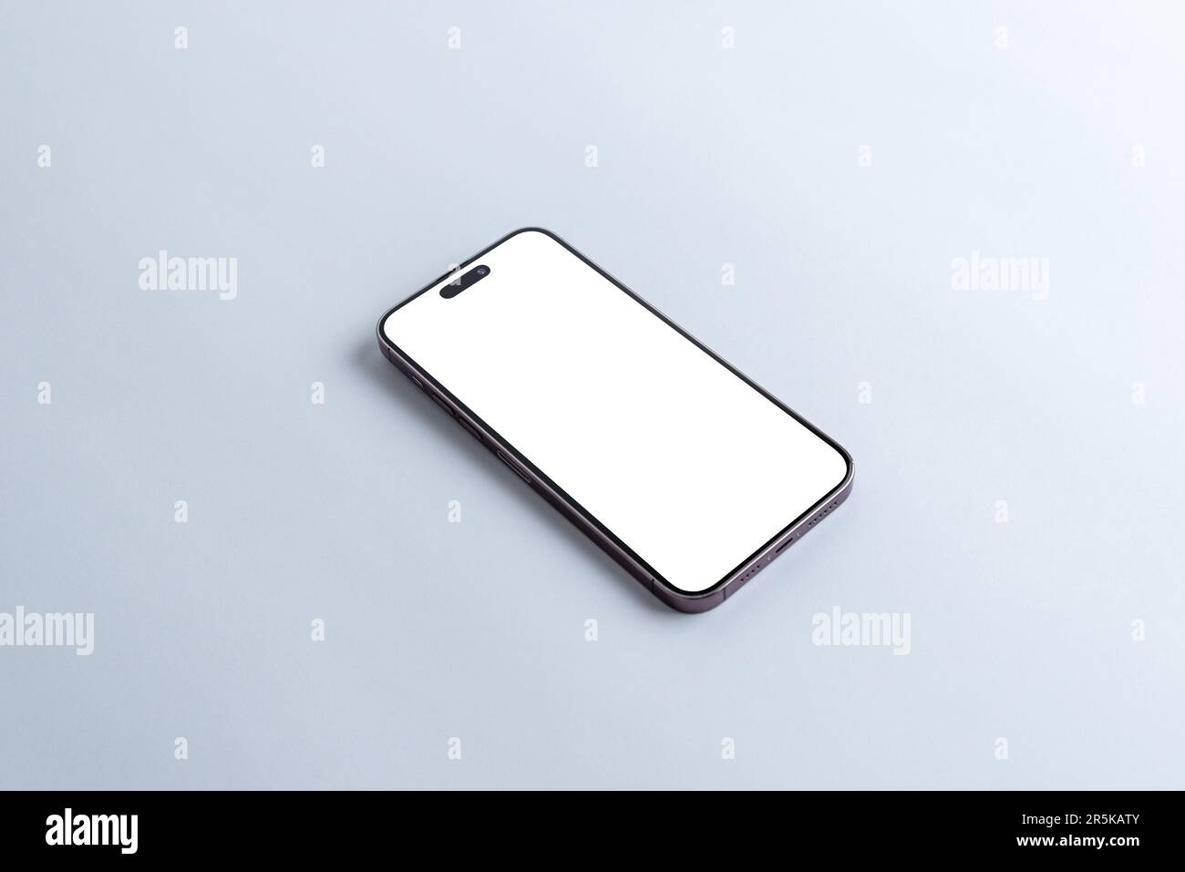Smartphone con schermo bianco vuoto sulla tabella grigia per la presentazione di app o pagine Web Foto Stock