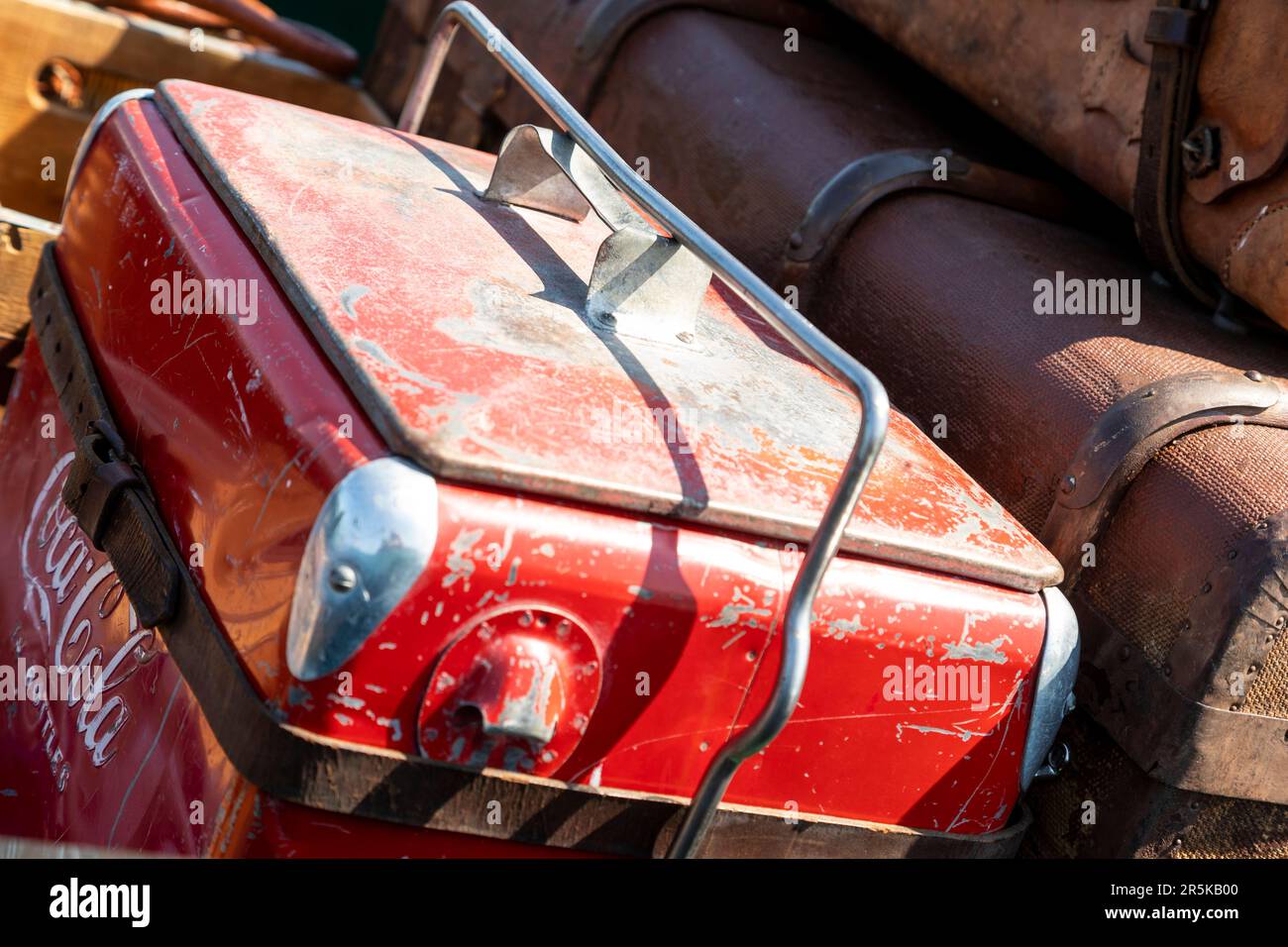 Scatola di raffreddamento Coca Cola vintage. Incontro con auto d'epoca alla Hanley Farm, Chepstow. Foto Stock
