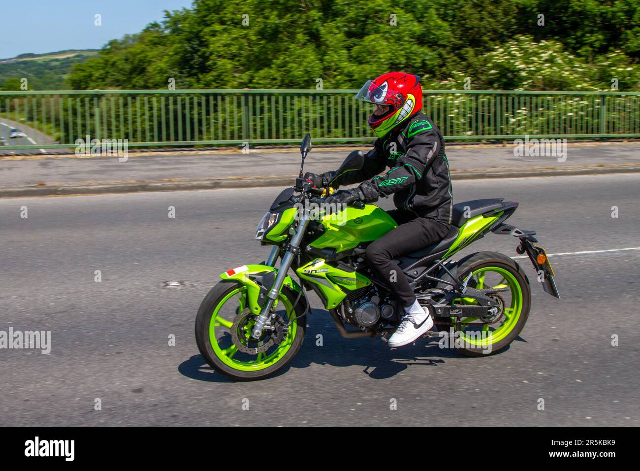 2021 Green Benelli BN 125 E5; motociclista; trasporto a due ruote, moto,  veicolo, Strade, motociclette, motociclisti motociclisti in moto a Chorley,  Regno Unito Foto stock - Alamy