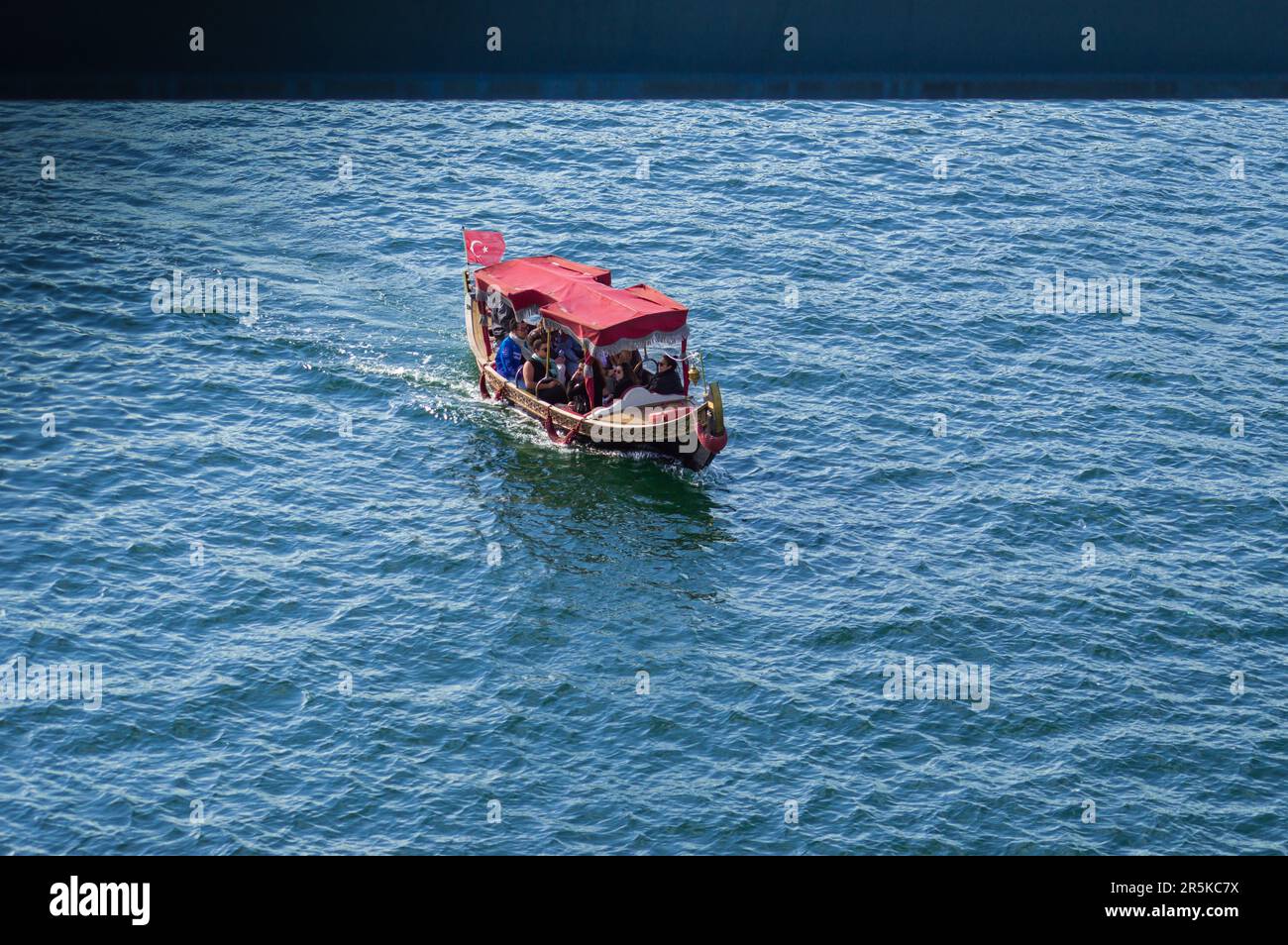 Gita turistica in barca nel Bosforo con barche d'epoca. Istanbul, Turchia - Maggio 2023. Foto Stock