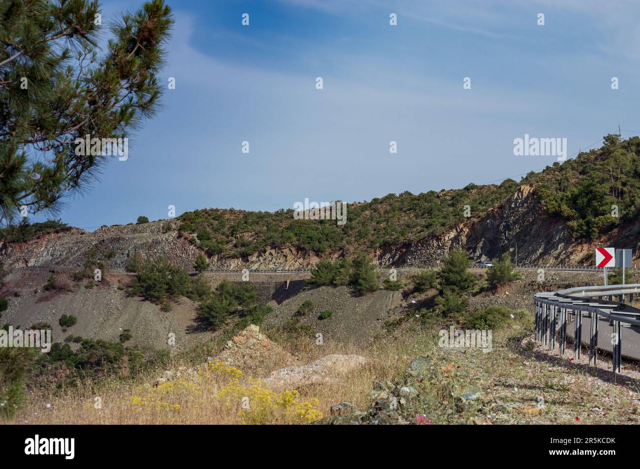 Andare in vacanza con la natura mediterranea paesaggio. Autostrada in natura e con cielo blu. Foto Stock