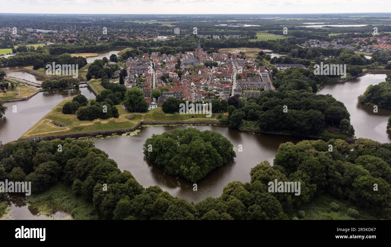 Olanda, Naarden, 2022-07-10. Fotografia aerea della città fortificata di Naarden. Fotografia di Martin Bertrand. Pays-Bas, Naarden, le 2022-07-10. Foto Stock