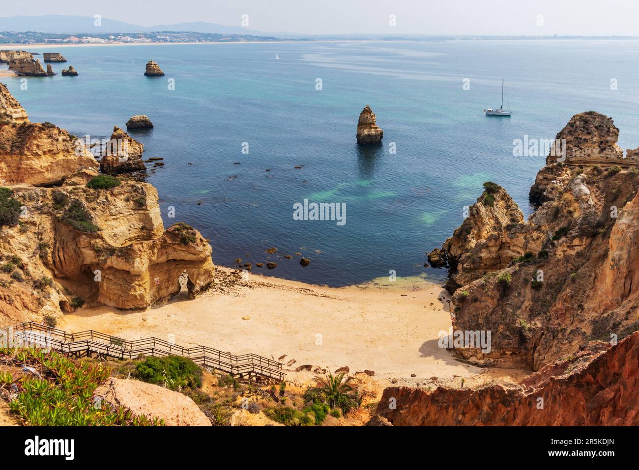 Playa do Camilo spiaggia tra le scogliere vicino alla città di Lagos, Algarve. Foto Stock