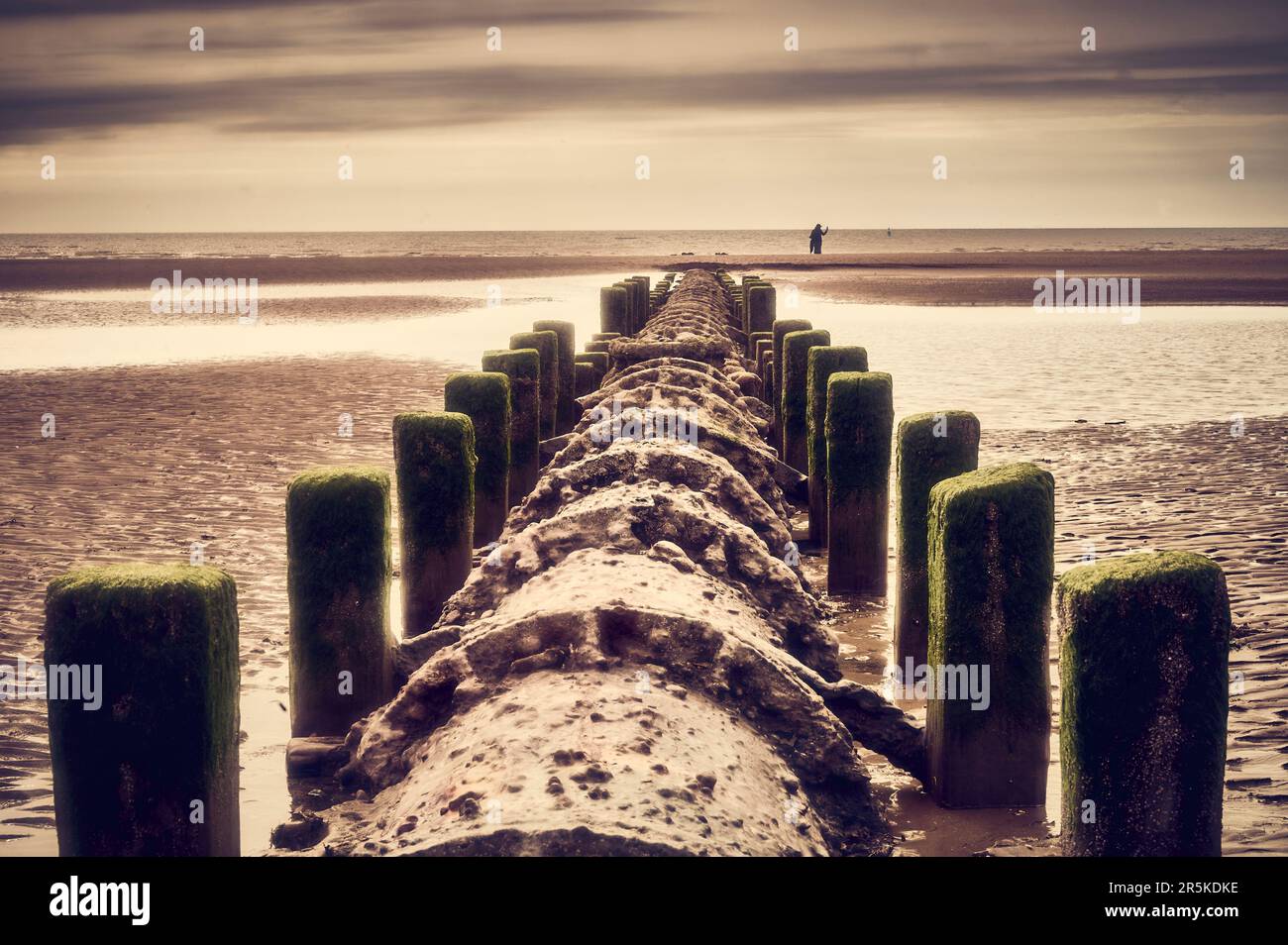 Atmosfera romantica e morbida al vecchio tubo di uscita sulla spiaggia Foto Stock