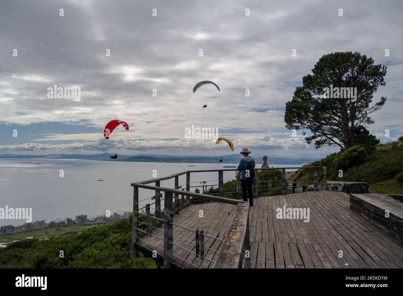 Capetown, Sudafrica -- 6 maggio 2023. Una foto ad angolo di wode dei deltaplani che si sollevano dalla montagna Table a sal su Capetown, Sud Africa. Foto Stock