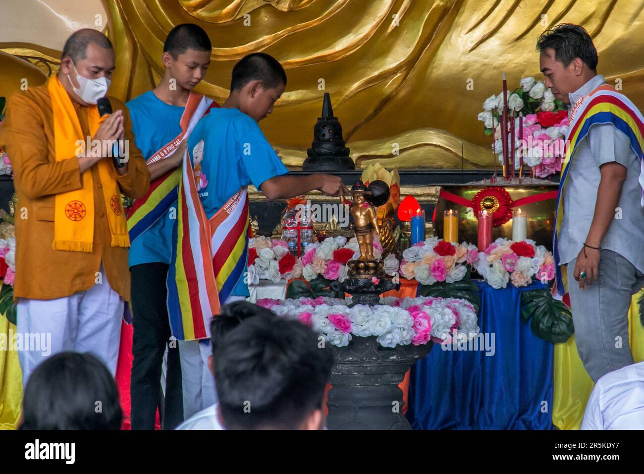I buddisti di Bogor, Giava Occidentale, Indonesia, bagnano la statua del Buddha al Dharma Vihara Buddista & 8 Pho Sab il 4 giugno 2023 Foto Stock