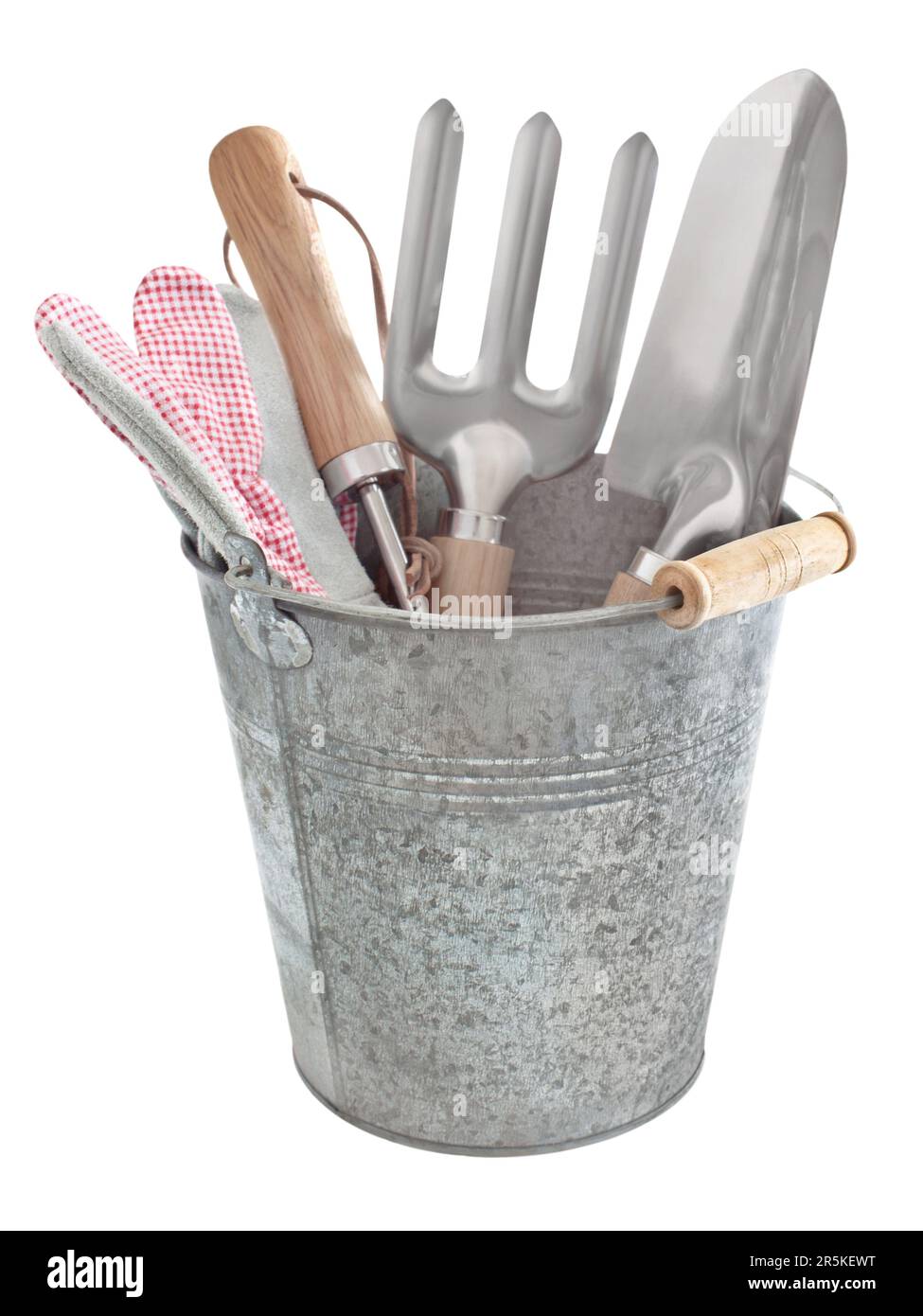 Vari attrezzi da lavoro da giardino vintage con secchio, forchetta, pala e guanti isolati su sfondo bianco stile country Foto Stock