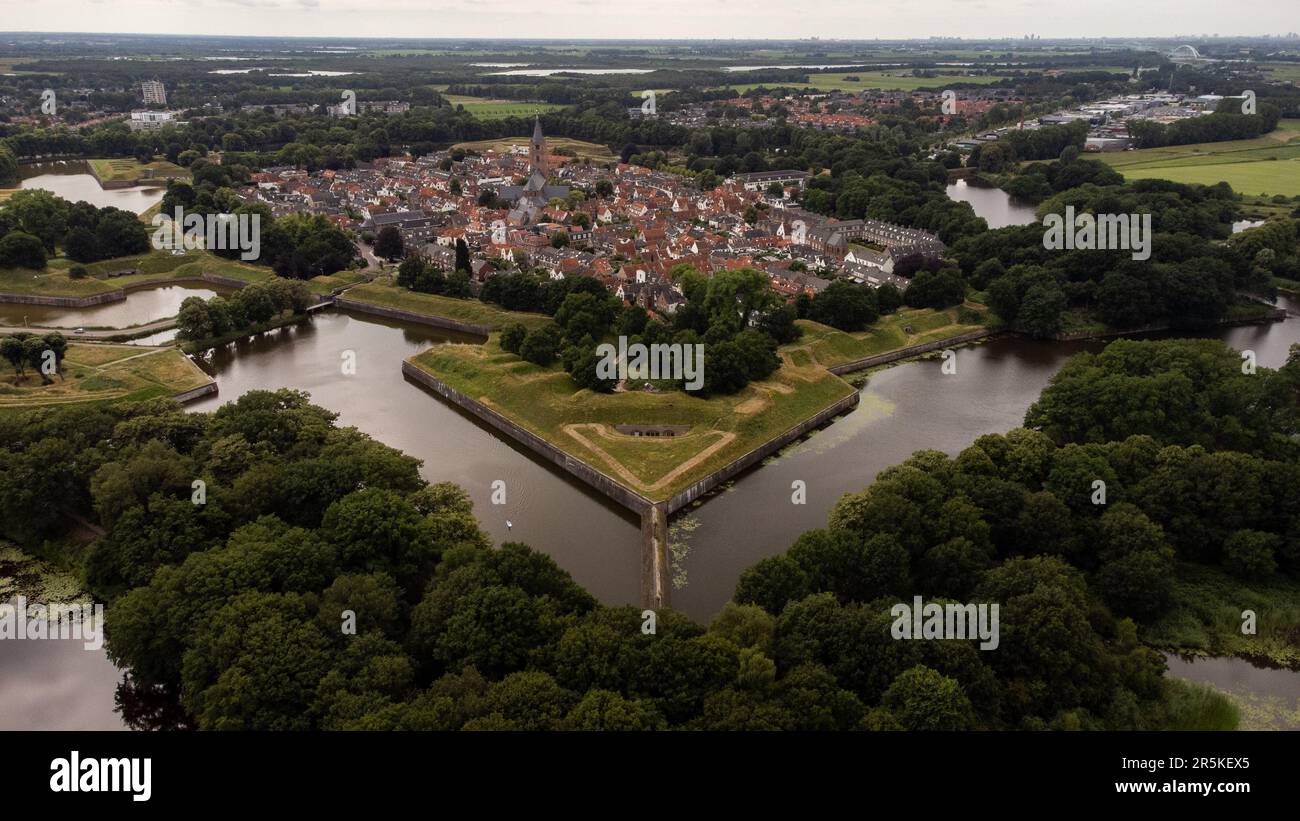 Olanda, Naarden, 2022-07-10. Fotografia aerea della città fortificata di Naarden. Fotografia di Martin Bertrand. Pays-Bas, Naarden, le 2022-07-10. Foto Stock